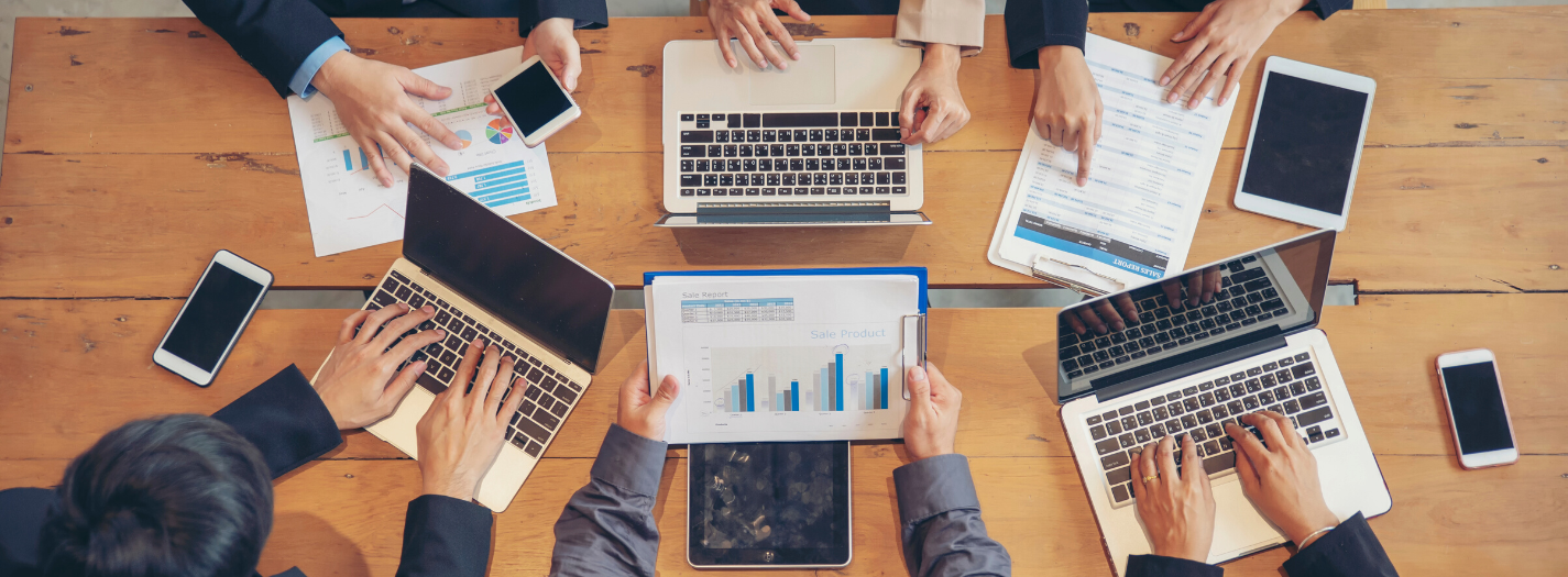 Employees collaborating in a digital workplace